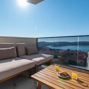 lavender-tree-luxury-suites.hotels-in-trogir.com/